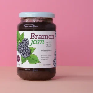 Een afbeelding van huisgemaakte bramenjam.