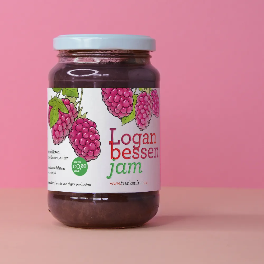 Een afbeelding van huisgemaakte loganbessenjam van FrankenFruit.